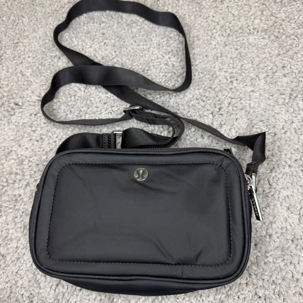 Lululemon Everywhere Crossbody Bag Black Nylon Adjustable Strap Travel Purse